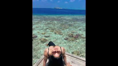 கவர்ச்சிக்கு லீவ்  கொடுத்த திவ்ய பாரதி...மாலத்தீவில் கொடுக்க வேண்டிய போஸா இது?