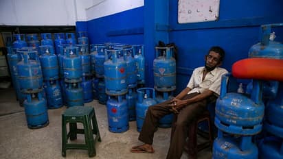 Srilankan Crisis: കയറ്റുമതിയില്ല ഇറക്കുമതി മാത്രം; സമ്പത്തില്‍ തട്ടി ദ്വീപുവിടേണ്ടിവരുന്നവര്‍