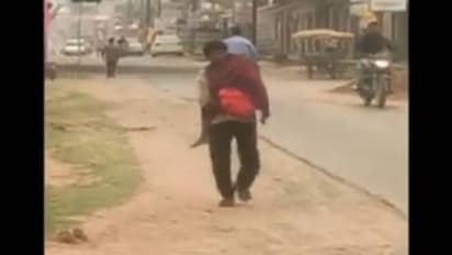 மகள் சடலத்தை தோளில் சுமந்தபடி 10 கி.மீ. நடந்த தந்தை - வைரலாகும் அதிர்ச்சி வீடியோ..!