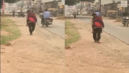 కుమార్తె మృతదేహాన్ని భుజంపై మోస్తూ.. 10కి.మీ.లు నడుచుకుంటూ... ఓ తండ్రి నిస్సహాయత...