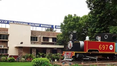 విశాఖ రైల్వేజోన్కు ఆమోదం: వాల్తేర్ డివిజన్ కేంద్రంగా కొత్త వివాదం.. కేంద్రంపై విపక్షాల ఆగ్రహం