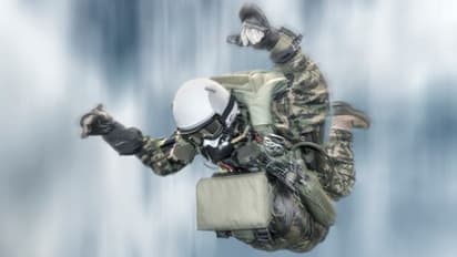 শিলিগুড়ি করিডোরে সেনা বাহিনীর বিশেষ মহড়া, ৬০০ প্যারাট্রুপারের অনুশীলন দেখুন ভিডিওতে