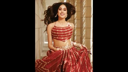 FDCI x Lakme Fashion Week ಬ್ಯಾಕ್‌ ಲೆಸ್‌ ಡ್ರೆಸ್‌ನಲ್ಲಿ Janhvi  ರ‍್ಯಾಂಪ್ ವಾಕ್