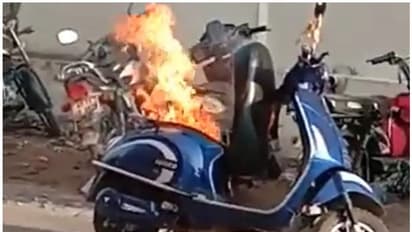 ഇലക്ട്രിക് സ്കൂട്ടറിന്റെ ബാറ്ററി പൊട്ടിത്തെറിച്ച് തീപിടിച്ചു, അച്ഛനും മകൾക്കും ദാരുണാന്ത്യം
