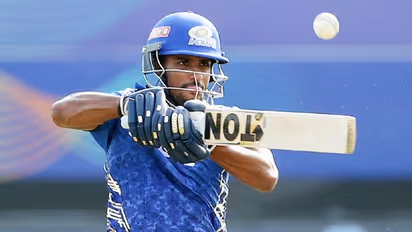 నీ డెడికేషన్‌కి హ్యాట్సాఫ్... కెమెరామెన్ తలకు తిలక్ వర్మ కొట్టిన సిక్సర్‌ దెబ్బ...