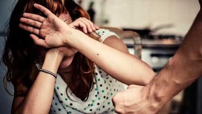 "டேய் நான் உன்னுடைய டீச்சர் என்னை இப்படி பண்ணாதடா?" எவ்வளவு சொல்லியும் கேட்காமல் டீச்சரை கதறவிட்ட மாணவர்.!