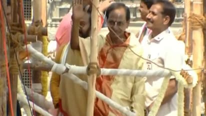 Yadadri Temple: యాదాద్రికి చేరుకున్న సీఎం కేసీఆర్ దంపతులు.. కాసేపట్లో మహాకుంభ సంప్రోక్షణ..