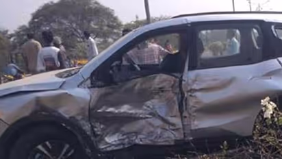 ஹாலிவுட் ரேஞ்சில் விபத்து.. இரண்டு கார்கள் நேருக்கு நேர் மோதல்.. மருத்துவர் ரத்த வெள்ளத்தில் உயிரிழப்பு.!