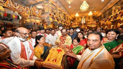 యాదాద్రి పునః ప్రారంభం: స్వయంభువునికి కేసీఆర్ దంపతుల తొలిపూజ.. వారికి ప్రభుత్వం తరఫున సన్మానం..