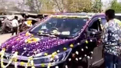 कमाल के कोतवाल: दल्हे की तरह हुई पुलिस इंस्पेक्टर की विदाई, सैल्यूट करते ही निकले आंसू, बोले मत जाओ साहब