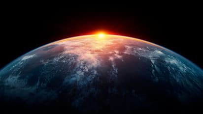 'ബഹിരാകാശത്താണ് ഭൂമിയില്‍ എത്താന്‍ പണം വേണം' ; 65കാരിയെ 'ബഹിരാകാശത്തെ' ഓണ്‍ലൈന്‍ ഫ്രണ്ട് പറ്റിച്ചത് ഇങ്ങനെ.!