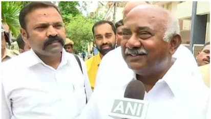 ക്ഷേത്രോത്സവങ്ങളിൽ മുസ്ലീം കച്ചവടക്കാരെ വിലക്കുന്നത് ഭ്രാന്ത്, സര്ക്കാര് ഇടപെടണം: ബിജെപി നേതാവ്