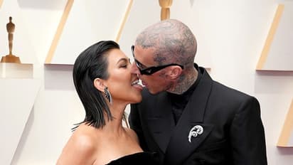 প্রেমিকের জিভে ঠাসা চুম্বন, পশ্চাদে আঙুলের যৌনক্রীড়া, ভয়ঙ্কর বিদ্রুপের শিকার কিম কারদাশিয়ানের বোন কোটনি