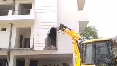 बसपा नेता के अपार्टमेंट पर चला सीएम योगी का बुलडोजर, कार्रवाई पर उठाए सवाल
