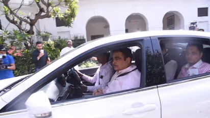 Hydrogen Car: హైడ్రోజన్ ఇంధనంతో నడిచే Toyota Mirai కారులో పార్లమెంటుకు వెళ్లిన కేంద్ర మంత్రి నితిన్ గడ్కరీ..