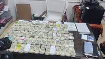 காரில் ரூ. 40 லட்சம்..கட்டுகட்டாக 500 ரூபாய் நோட்டுகள்.. ஸ்கெட்ச் போட்டு டைம் பார்த்து  தூக்கிய விஜிலென்ஸ்..