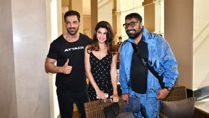 शॉर्ट ड्रेस में बालों को संभालती दिखीं कृति सेनन, तो जैकलीन फर्नांडिस ने बोल्ड ड्रेस में लगाया ग्लैमर का तड़का