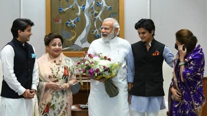 जब PM Modi से पूरे परिवार के साथ मिले सिंधिया, तो सियासी गलियारों में हड़कंप, मुस्कुराती तस्वीर का क्या राज?