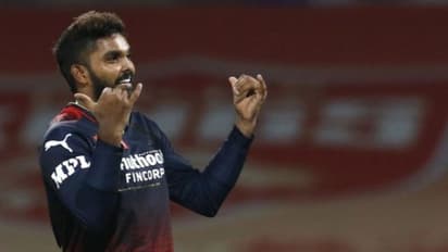 IPL2022: నాలుగు వికెట్ల చిన్నోడు నైమర్ ను కాపీ కొట్టాడు.. ఫుట్బాల్ ఆటగాళ్ల వెంట పడుతున్న ఆర్సీబీ బౌలర్లు