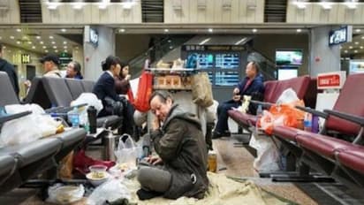 सिर्फ इसलिए यह शख्स एयरपोर्ट को समझता है अपना घर, 14 साल से पुलिस हटा रही, मगर सामान लेकर फिर रहने आ जाता है