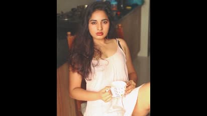 Srushti Dange hot : இந்த இடத்திலேயும் கவர்ச்சியா?  ஸ்ருஷ்டி டாங்கேவின்  கிளாமர் போட்டோஸ்..