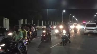 Hyderabad News: పాతబస్తీలో రెచ్చిపోయిన పోకిరీలు.. రోడ్లపై బైక్ రేసింగ్తో హల్చల్..