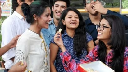 bihar board 10th result 2022: 10वीं टॉपर रामायनी रॉय को इनाम में एक लाख के साथ बहुत कुछ मिलेगा