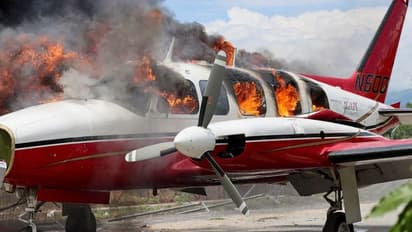 വിമാനത്താവളത്തില് നിര്ത്തിയിട്ട വിമാനം നടുറോഡിലേക്ക് തള്ളി തീയിട്ട് കത്തിച്ചു!