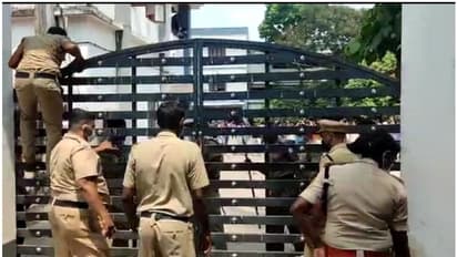 കാശ് വാങ്ങിയിട്ട് ആർട്സ് ഡേ ഇല്ലെന്നോ? പ്രിൻസിപ്പാളിനെ പൂട്ടിയിട്ട് വിദ്യാർഥികൾ; പൊലീസെത്തി, ഒടുവിൽ തീരുമാനം