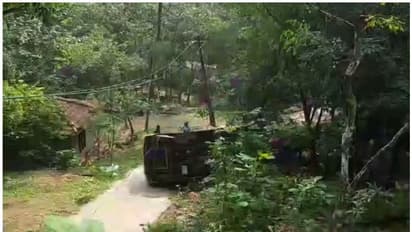 കൊല്ലത്ത് സ്കൂള് വാന് മറിഞ്ഞു; അപകടം കയറ്റം കയറുന്നതിനിടെ, ആര്ക്കും ഗുരുതര പരിക്കില്ല