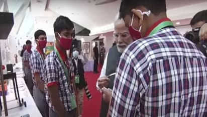 कौन है वो छात्र जिसका पीएम मोदी ने लिया ऑटोग्राफ, लड़के ने ऐसी चीज बनाई की पीएम ने मांग कर जेब में रख लिया