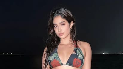 স্কিনফিট বডিকনে ঠেলে বেরোচ্ছে সুডৌল স্তনযুগল, সেক্সি বিভাজিকা থেকে চোখ সরছে না ভক্তদের