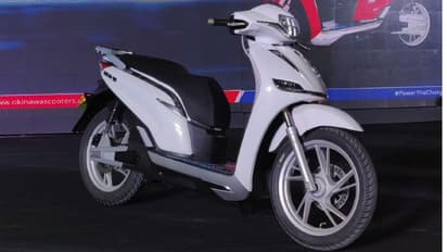 কেনার ৬ দিনই পরই খারাপ, গাধার সঙ্গে স্কুটার বেঁধে গোটা শহর ঘোরালেন ব্যক্তি