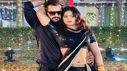 इज्जत बचाने का मिला जबरदस्त गिफ्टः खेसारी लाल यादव को एक्ट्रेस ने दिया जबरदस्त Kiss, देखें Video