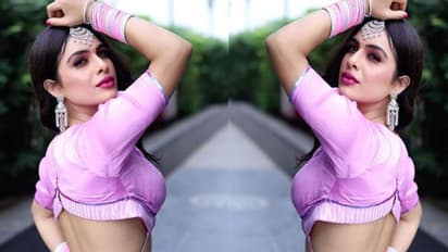 खेसारी की हीरोइन  Neha Malik ने दिखाया किलर लुक्स, थाई हाई स्लिट गाउन में फ्लॉन्ट किया परफेक्ट फिगर