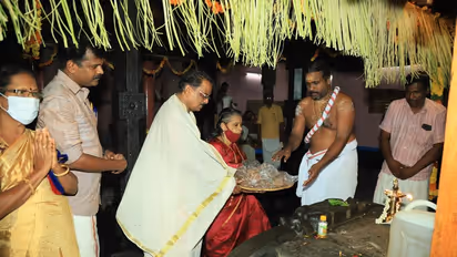 ജമീല 'ചക്കര' സമർപ്പിച്ചു, മനു മൈക്കിൾ എണ്ണയും; മത സൗഹാര്ദ്ദ സന്ദേശവുമായി ഒരു ക്ഷേത്ര മഹോത്സവം