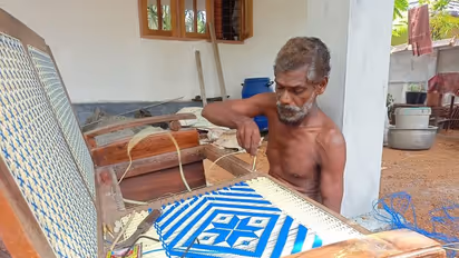 പരമ്പരാഗത തൊഴിൽ കൈവിട്ടില്ല; പ്ലാസ്റ്റിക്ക് 'വരിച്ചിലി'ൽ ഉപജീവനം തേടുകയാണ് ഗോപകുമാർ