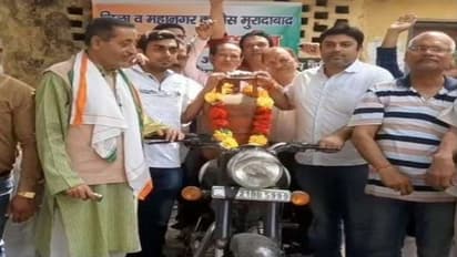 मंहगाई के विरोध में कांग्रेसियों ने किया अनोखा प्रदर्शन, बाइक पर गैस सिलेंडर रख सरकार के खिलाफ की नारेबाजी