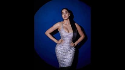 নিতম্ব থেকে বক্ষযুগল পুরোটাই প্লাস্টিক সার্জারি, কিমের সঙ্গে তুলনা টেনে কটাক্ষ জাহ্নবীকে