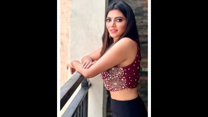 BiggBoss Lahari: నడుము నాభీ చూపుతూ బిగ్ బాస్ లహరి రచ్చ.. టైట్ ప్యాంటులో అమ్మడు కిరాక్ ఫోజులు వైరల్ 