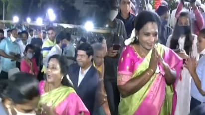 రాజ్‌భవన్‌ ఉగాది వేడుకల్లో అపశృతి.. కిందపడిపోయిన గవర్నర్ తమిళిసై , వ్యక్తిగత సిబ్బందిపై ఆగ్రహం