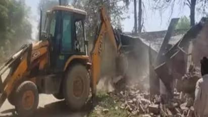 வீட்டு வாசலில் புல்டோசர்... 48 மணி நேரம் கெடு... குற்றவாளிகளை தட்டித் தூக்கிய போலீஸ்...!