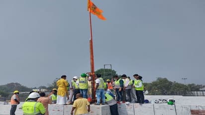 अयोध्या में भगवान राम लला के गर्भ गृह की बदली गई ध्वजा, वैदिक विधान से हुआ पूजन