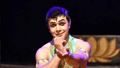 டேன்ஸ் டீச்சருடன் அறைக்குள் கதவை மூடிக்கொண்ட ஜாகீர் உசேன்.. அந்த இடத்தில் கை வைத்து சில்மிஷம்.. பயங்கர புகார்.