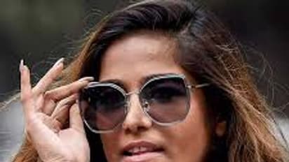 లైవ్ లో టీషర్ట్ తీసేస్తా.. ఫ్యాన్స్ కు పూనమ్ పాండే క్రేజీ ఆఫర్ ఇంతకీ వాళ్ళు చేయాల్సిందేంటంటే...?