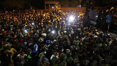 श्रीलंका में संकट गहराया, पीएम राजपक्षे के बेटे सहित कैबिनेट के सभी मंत्रियों ने सौंपा इस्तीफा