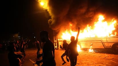 ಶ್ರೀಲಂಕಾ ಜನರ ಕಿಚ್ಚಿಗೆ ಮಹಿಂದಾ ಮನೆ, ಐಷಾರಾಮಿ ಕಾರುಗಳು ಬೂದಿ!