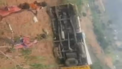 Tirupathur:கோவிலுக்கு சென்ற போது பயங்கரம்.. 50 அடி பள்ளத்தில் கவிழ்ந்த வேன்.. 7 பேர் துடிதுடித்து உயிரிழப்பு.!