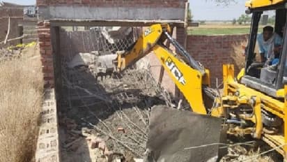 मजदूर की लापरवाही से गिरी निर्माणाधीन मकान की छत, 2 मजदूरों की मौत के साथ कई घायल