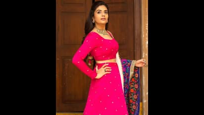 Sree Mukhi Latest Pics : లెహంగా వోణీలో బుల్లితెర బ్యూటీ ఫోజులు.. ఒంపుసొంపులతో టెంపరేచర్ పెంచుతున్న  శ్రీముఖి..